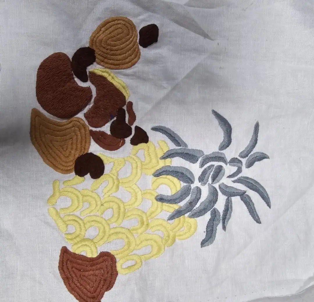 ユニークなヨーロピアンスタイルの手刺繍枕カバー。花のモチーフは豪華で非常に印象的です