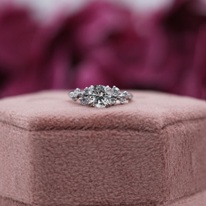 Anillo de compromiso de piedra de racimo de diamante cultivado en laboratorio de corte redondo, lujoso anillo de compromiso de oro sólido de 18K para mujer - Product Image 1