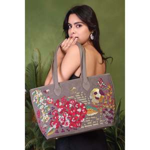 Sac fourre-tout pour ordinateur portable en cuir végétalien pour femme, style bohème, ouvert, avec fermeture à crochet, gris uni, résistant à l'eau, broderie, toutes saisons - Product Image 4