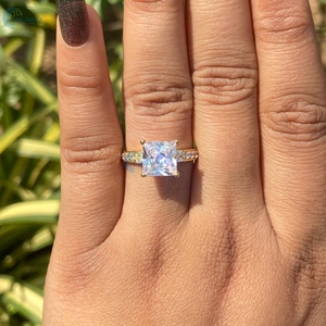 Anillo de boda de corte princesa de 2 quilates, conjunto de pavé único de moissanita, anillo de compromiso de oro amarillo sólido de 18 quilates, anillo de regalo personalizado - Product Image 2