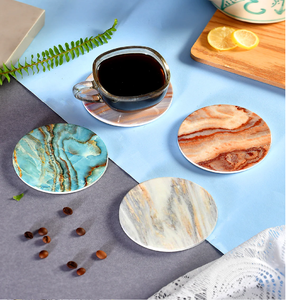 Ce lot de dessous-de-verre ronds en marbre avec de magnifiques motifs en résine tourbillonnante est disponible à prix de gros. - Product Image 1