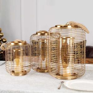 Lanternes en métal faites à la main, modernes, carrées, noires, avec revêtement en poudre, pour bougeoirs de Noël et centres de table de mariage - Product Image 1