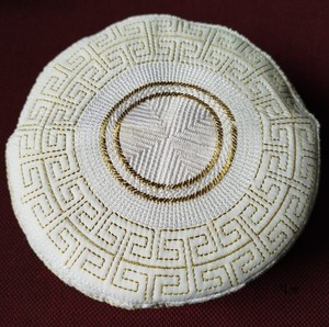 Nueva gorra de oración musulmana al por mayor Sombrero con textura dorada bordada Bugis Sandal Kufi Topi Corona rígida de Bangladesh. - Product Image 1