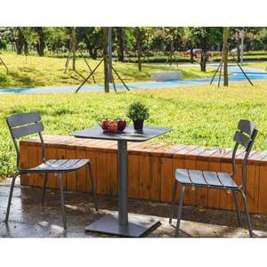 Mesa moderna de acero que ofrece un diseño limpio y una fuerte capacidad de soporte - Product Image 2