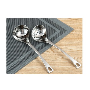Cuchara de sopa de acero inoxidable de diseño clásico, cuchara de sopa decorada para el hogar y restaurante, a la venta - Product Image 5