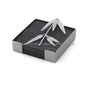 Porte-serviettes en métal doré avec un design élégant en forme de feuille, parfait pour les accessoires de décoration de cuisine et de table. - Product Image 3