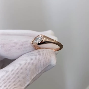 Anillo de compromiso con diamante talla pera y engaste biselado en oro amarillo, certificado IGI - Product Image 4