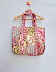 Sac en coton bohème fait main indien, patchwork, cousu à la main, matelassé, fermeture éclair, sac de marché, sac à bandoulière, imprimé floral - Product Image 1
