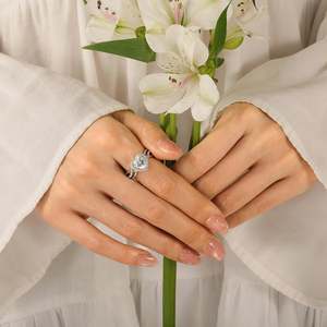 Bague de fiançailles en platine personnalisée avec halo en forme de cœur et trois bandes torsadées - Product Image 6