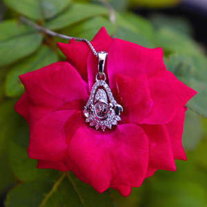 Colgante Zarkan de Plata 925 con Tirupati Balaji y Cadena de Oro de 18K para Regalo de Compromiso, Boda o Aniversario, Estilo Religioso y Romántico - Product Image 1