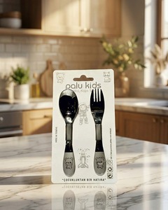 Juego de Cubiertos para Niños Palu Kids de Acero Inoxidable PVD Antracita, 2 Piezas, Cuchara y Tenedor Grabados con Láser, Utensilios para Niños Pequeños con Empaque - Product Image 1
