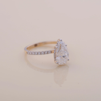 Anillo de Compromiso y Boda con Diamante Cultivado en Laboratorio en Forma de Pera, Certificado por IGI, con Halo Oculto, en Oro Amarillo/Blanco y Rosa de 18K con Banda Pavé