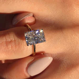 Bague de fiançailles solitaire en diamant de laboratoire taille émeraude de 4,20 carats en or jaune 14 carats, fabriquée à la main - Product Image 1