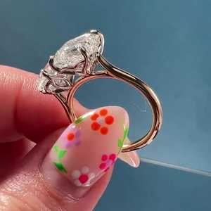 Bague Toi et Moi en Or Jaune avec Deux Diamants de Laboratoire Certifiés IGI 5.00 carats (couleurs D-E-F), Taille Poire et Asscher, Nouveau Style, pour Femme, Idéale pour Fiançailles - Product Image 4