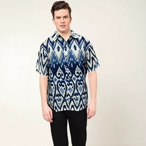 Chemise élégante pour homme en polyester bleu à imprimé géométrique, coupe classique avec col chemise et manches courtes, conçue pour un usage décontracté - Product Image 1