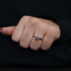 Bague de fiançailles solitaire ronde de laboratoire de qualité supérieure avec diamant de qualité supérieure, options en argent sterling et en or, clarté VS1 - Product Image 2