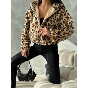 Abrigo de Invierno de Felpa con Estampado de Leopardo Color Piedra Oscura para Mujer TOPSHOW - Chaqueta Elegante de Invierno 100% Poliéster - Product Image 4