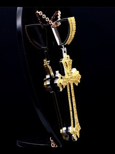 Colliers pendentifs élégants en or jaune personnalisables OEM pour femmes avec chaîne à maillons en or rose et diamant pour les fiançailles - Product Image 4