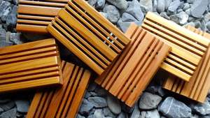 Jabonera duradera de madera dura con diseño elegante y ranuras anti retención de agua, ideal para áreas de Ducha y lavabo - Product Image 2