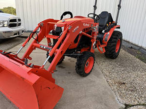 Tractor Compacto Kubota LX3310HSD de 33 HP, 4x4, Diésel, Transmisión Hidrostática, Cargador y Toma de Fuerza, Tractor Agrícola, de Jardinería y Utilitario - Product Image 5