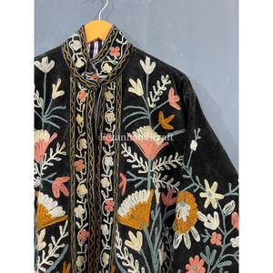 Veste de broderie florale en velours noir avec intérieur en coton fait à la main courte veste d'hiver unisexe Boho Hippie veste manteau - Product Image 2