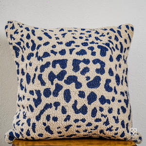 Coussin Jacquard en polycoton ivoire et bleu pour la décoration intérieure Style de luxe pour canapé chambre salon hôtel ou hôpital - Product Image 6