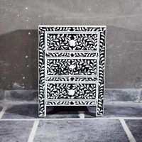 Table de chevet artisanale en incrustation d'os avec motifs floraux pour décor élégant de chambre à coucher Look de console en incrustation d'os par Tradebyd
