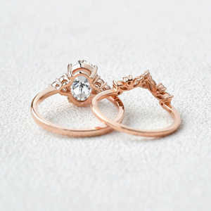 Conjunto de Anillos de Compromiso de Plata 925 con Moissanita de Corte Ovalado y Detalles Laterales para Mujer, Incluye Anillos de Moissanita - Product Image 5