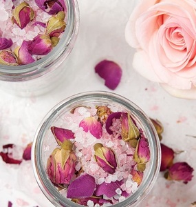 Sel de bain biologique à la rose en vrac OEM avec huiles essentielles, étiquette privée, détoxifiant, apaisant, relaxant, aromathérapie, pour la vente en gros - Product Image 4