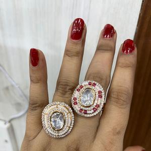 Bague élégante et réglable de haute qualité plaquée or avec un aspect pierre, pour les occasions spéciales et les mariages, collection pour femmes - Product Image 1