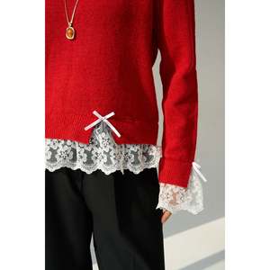 เสื้อสเวตเตอร์สีแดงพร้อมดีเทลลูกไม้ที่แขนเสื้อและชายเสื้อ - Product Image 2