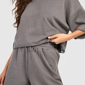 Conjunto de pantalones cortos y sudaderas cortas de gran tamaño de algodón 100% para mujer, diseño de logotipo personalizado de secado rápido, estilo informal de Color sólido para invierno - Product Image 3