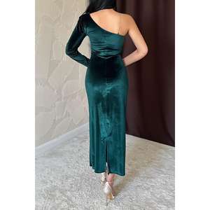 Vestido de Esmeralda al por Mayor con Hombro Descubierto, Detalle de Tiras con Pedrería y Cintura Natural - Product Image 2