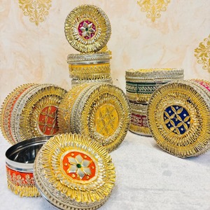 กล่องเหล็กตกแต่งลายโกต้า - ขนมมิธาย - ผลไม้อบแห้ง - ของขวัญสำหรับพุจ - ขนมหวาน - บัจี - ของชำร่วยงานแต่งงานฮินดูปัญจาบี - Product Image 1