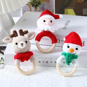 Jouet pour bébé fait main au crochet et tricoté, hochet sonore à anneau en bois, poupée apaisante de Noël, artisanat textile et en tissu - Product Image 2