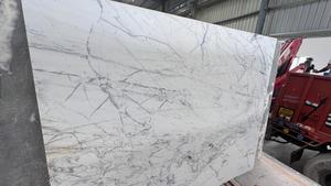 Dalle de marbre blanc granuleux au design moderne de luxe, offre spéciale, fournisseur indien, surface polie pour mur naturel, sol, grande dalle - Product Image 5