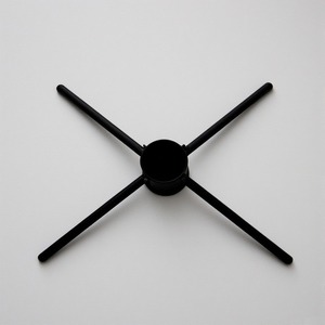 Élégant support d'arbre en métal plaqué argent avec détail sculpté travail artisanal offrant une présence saisonnière décorative et festive - Product Image 4