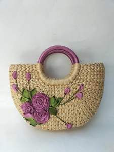 Bolso de paja ecológico hecho a mano de jacinto de agua ideal para viajes de compras o uso en la playa con textura suave y diseño fuerte - Product Image 4