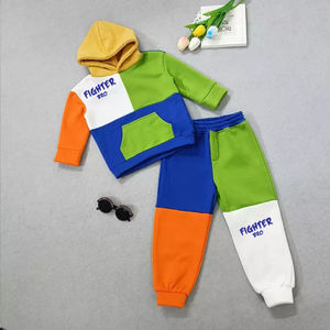 Survêtement tendance en coton et polyester pour enfants, tenue en tissu éponge respirante et décontractée pour l'été pour les activités de plein air - Product Image 1