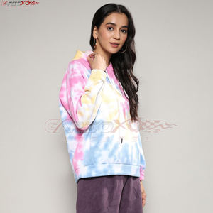 Sweat à capuche respirant pour femmes avec motif tie-dye et coupe athlétique pour les activités de plein air Sweat à capuche coloré tie-dye pour femmes - Product Image 3