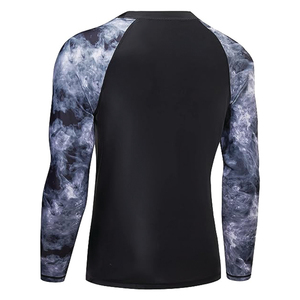 เสื้อแรชการ์ดแขนยาวคุณภาพสูงสั่งทำพิเศษ แห้งเร็ว ยืดหยุ่นได้ เหมาะสำหรับออกกำลังกายและว่ายน้ำ ผลิตจากโพลีเอสเตอร์/ไนลอน 240 กรัม สำหรับผู้ชาย รับผลิตแบบ OEM ขายส่ง - Product Image 3