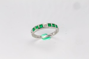 Anillo de Media Eternidad con Esmeralda, Anillo Infinito Sólido con Piedra de Nacimiento, Anillo de Promesa para Ella - Product Image 6