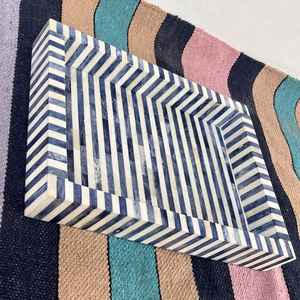 Plateau décoratif incrusté d'os et de résine Plateau fait main unique pour servir, exposer et divertir - Product Image 5