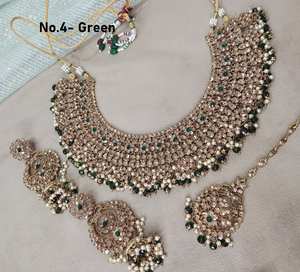 Un ensemble de bijoux en strass de qualité supérieure avec des boucles d'oreilles détaillées en pierre et un casque pour les mariées - Product Image 1