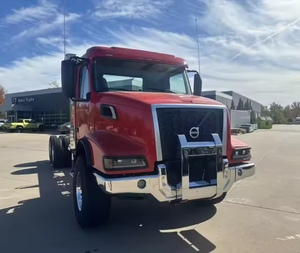 Camion d'occasion Volvo VHD64B300 2022 à quatre essieux, cabine et châssis, diesel/essence, PRÊT À ÊTRE EXPÉDIÉ DANS LE MONDE ENTIER – Prix Abordable - Product Image 1