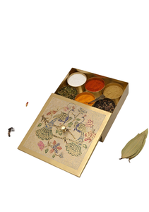 Caja de especias Masala Dabba de latón con tapa grabada con motivos florales, contenedor de almacenamiento de cocina hecho a mano con forma cuadrada y diseño. - Product Image 4
