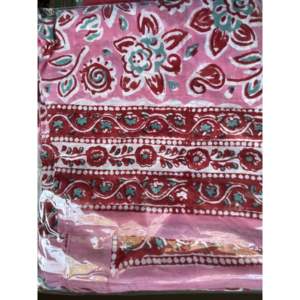 Sarong rose élégant pour la plage, idéal pour couvrir les maillots de bain - Product Image 1