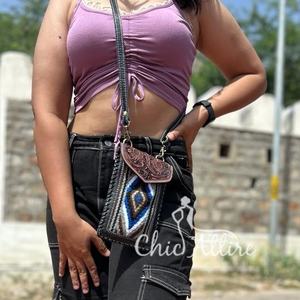 Nouveau Western usiné Jacquard cuir téléphone bandoulière fronde sacs à main Vintage Multi aztèque tissu Unique matelassé petit bracelet sacs à main - Product Image 1