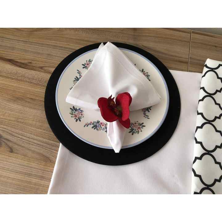 TABLE PRESENTATION SET WHITE BACKGROUND BLACK MOROCCAN PATTERN