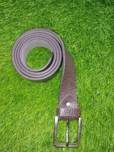 เข็มขัดหนังสำหรับผู้ชายสีน้ำตาลเนื้อผ้าทนทานพร้อมหัวเข็มขัดโครเมี่ยมเงางามออกแบบมาสำหรับชุดทำงานประจำวัน - Product Image 2
